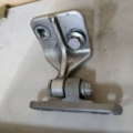 Петля задней двери нижняя (левая) Mercedes-Benz C-Class W203 (2000-2007) A2037300737