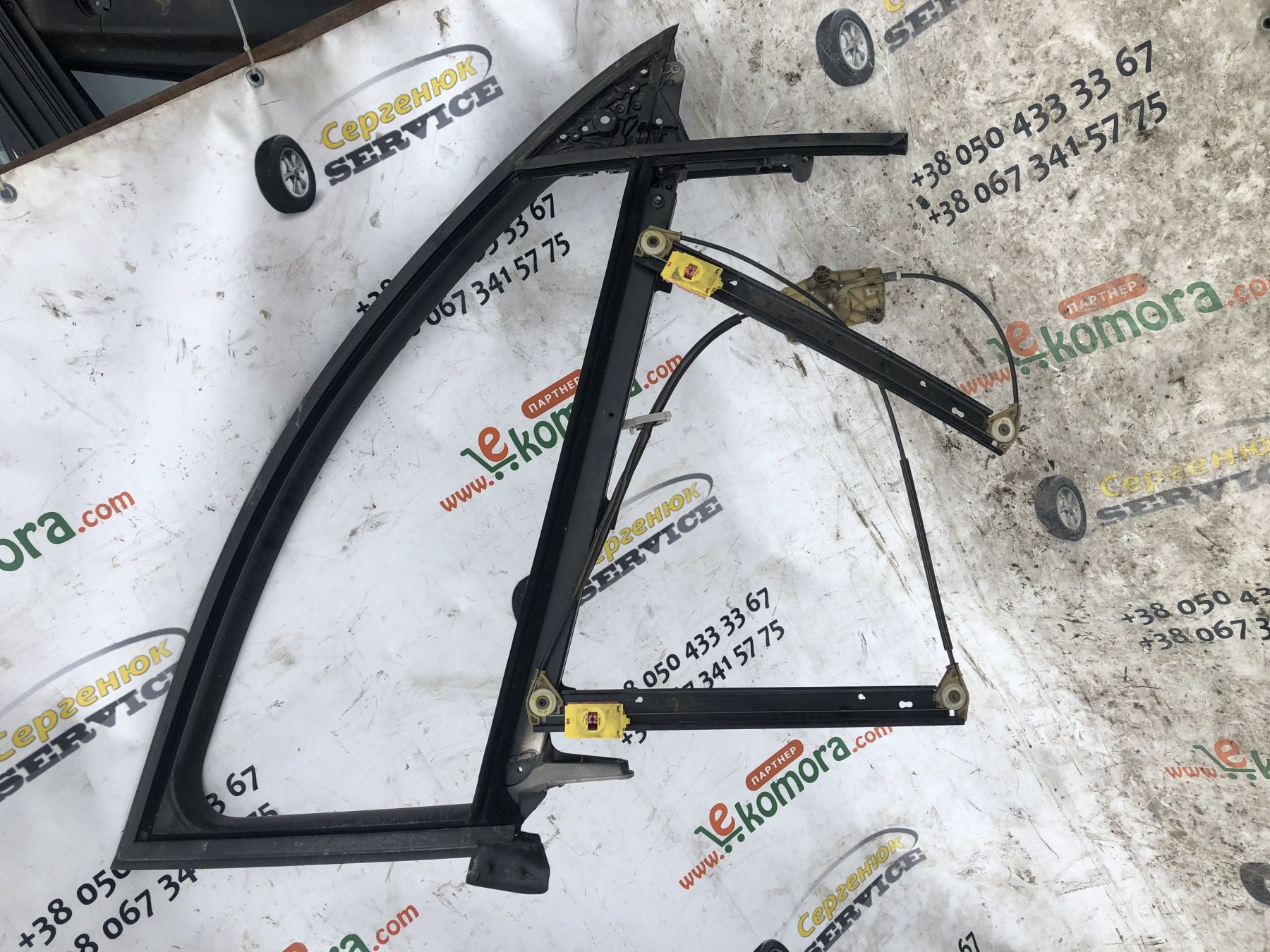 Рама передніх правих дверей Audi A6 C6 (2004-2011) 4F0837630F