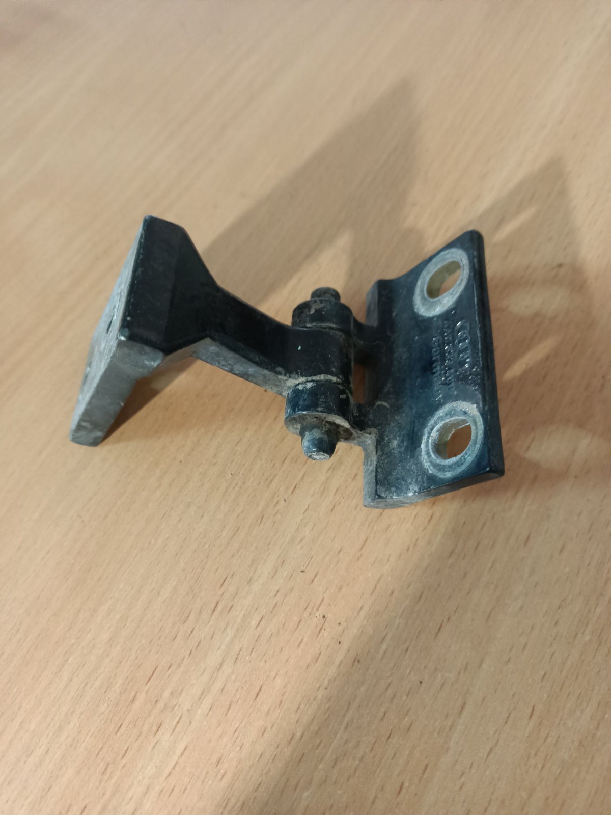 Петля двери верх.задн. l/r a100/a6 Audi 100 C4 1990-1994 4A0833401