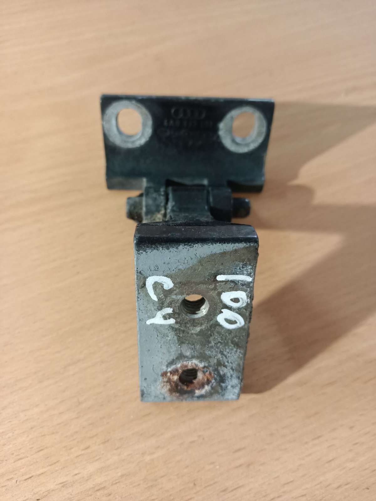 Петля двери верх.задн. l/r a100/a6 Audi 100 C4 1990-1994 4A0833401