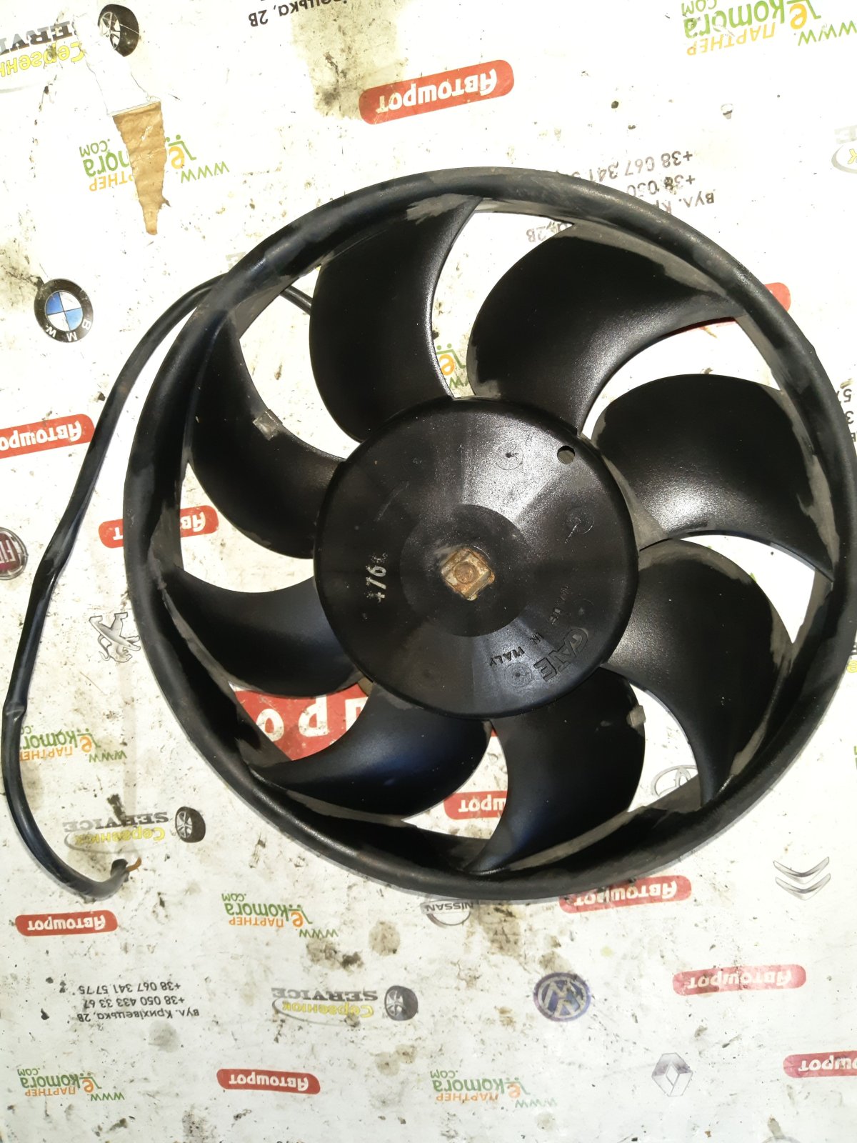 вентилятор системи охолодження правий; електровентилятор охолодження в зборі (мотор + крильчатка, правий; Електровентилятор охолодження в зборі (двигун + крильчатка), правий) Audi 80 B4 1991-1994 4A0959455A