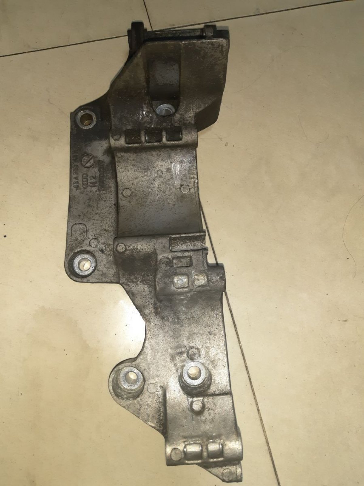 Кріплення лапи генератора vw golf iv audi 1.6 sr Audi A3 8L (1996-2003) 06A903143H