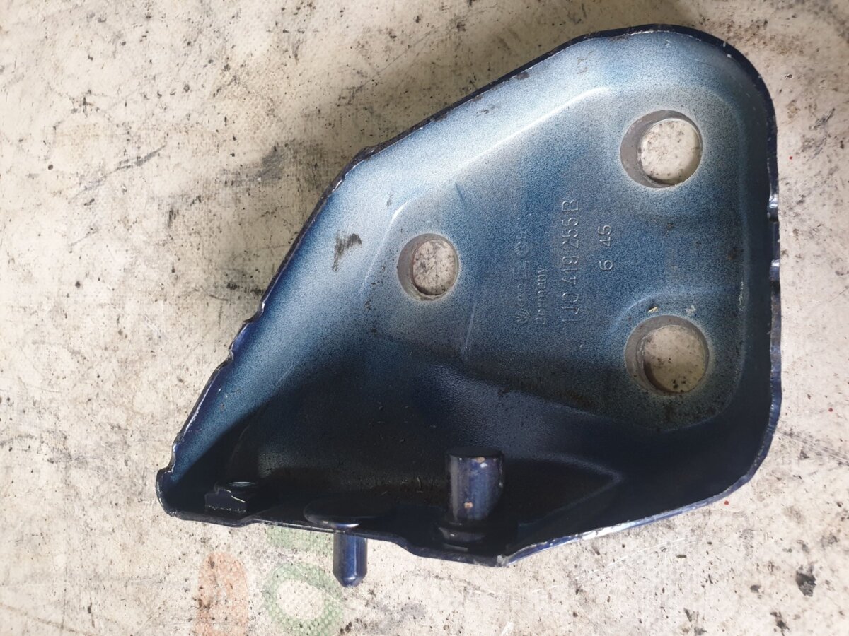 Кронштейн поперечины рулевой колонки левый Audi A3 8L (1996-2003) 1J0419255B