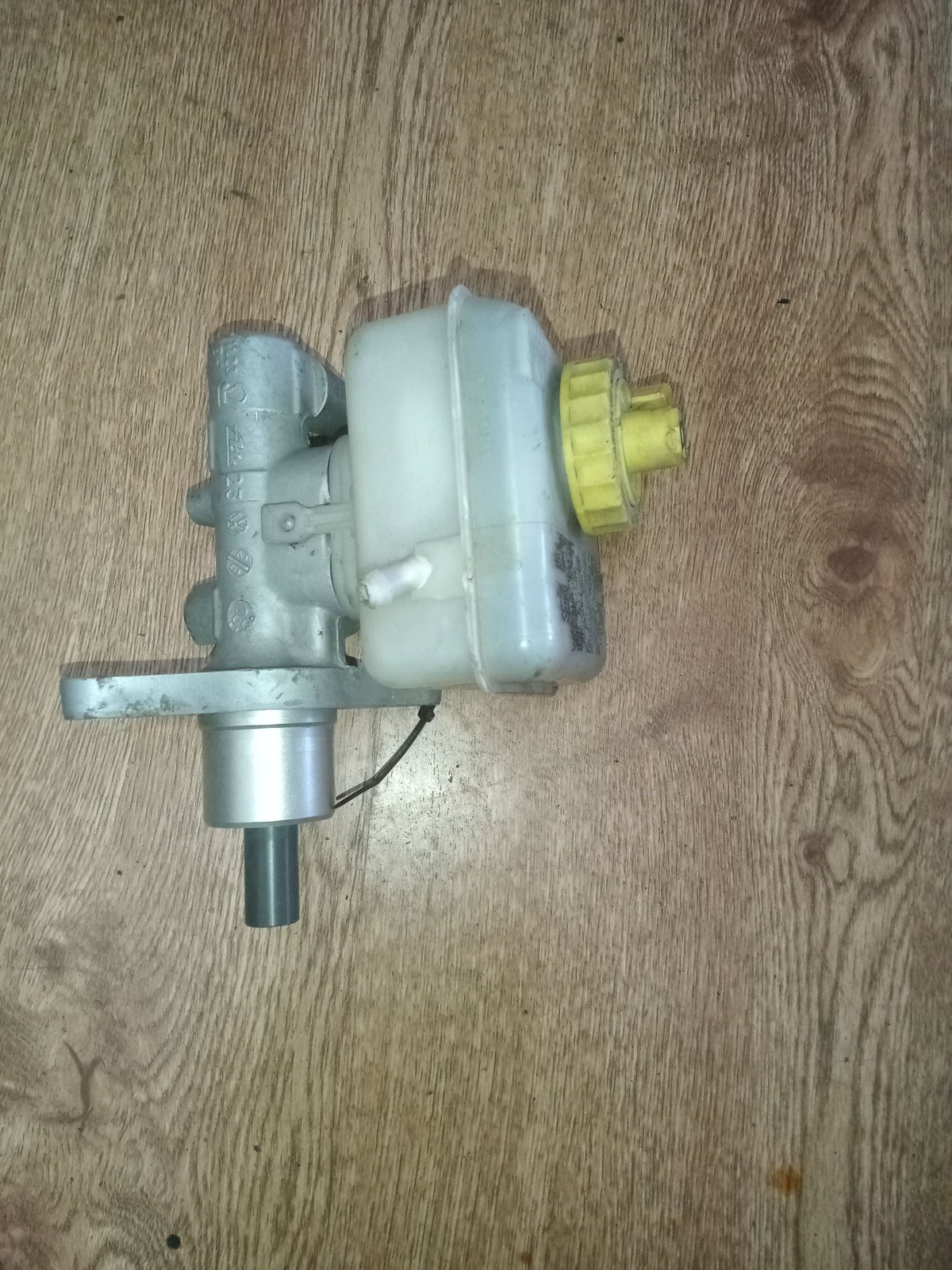 Тормозний ціліндр з бачком в зборі Audi A3 8L (1996-2003) 1J1611301B