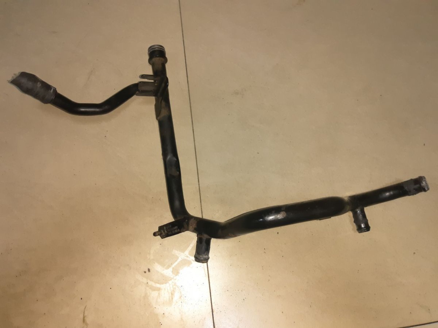 водопровідна труба системи охолодження; патрубок термостата; трубопроводи і шланги системи охолодження; шланг термостата; шланг/патрубок системи охолодження Audi A3 8L (1996-2003) 06A121065D