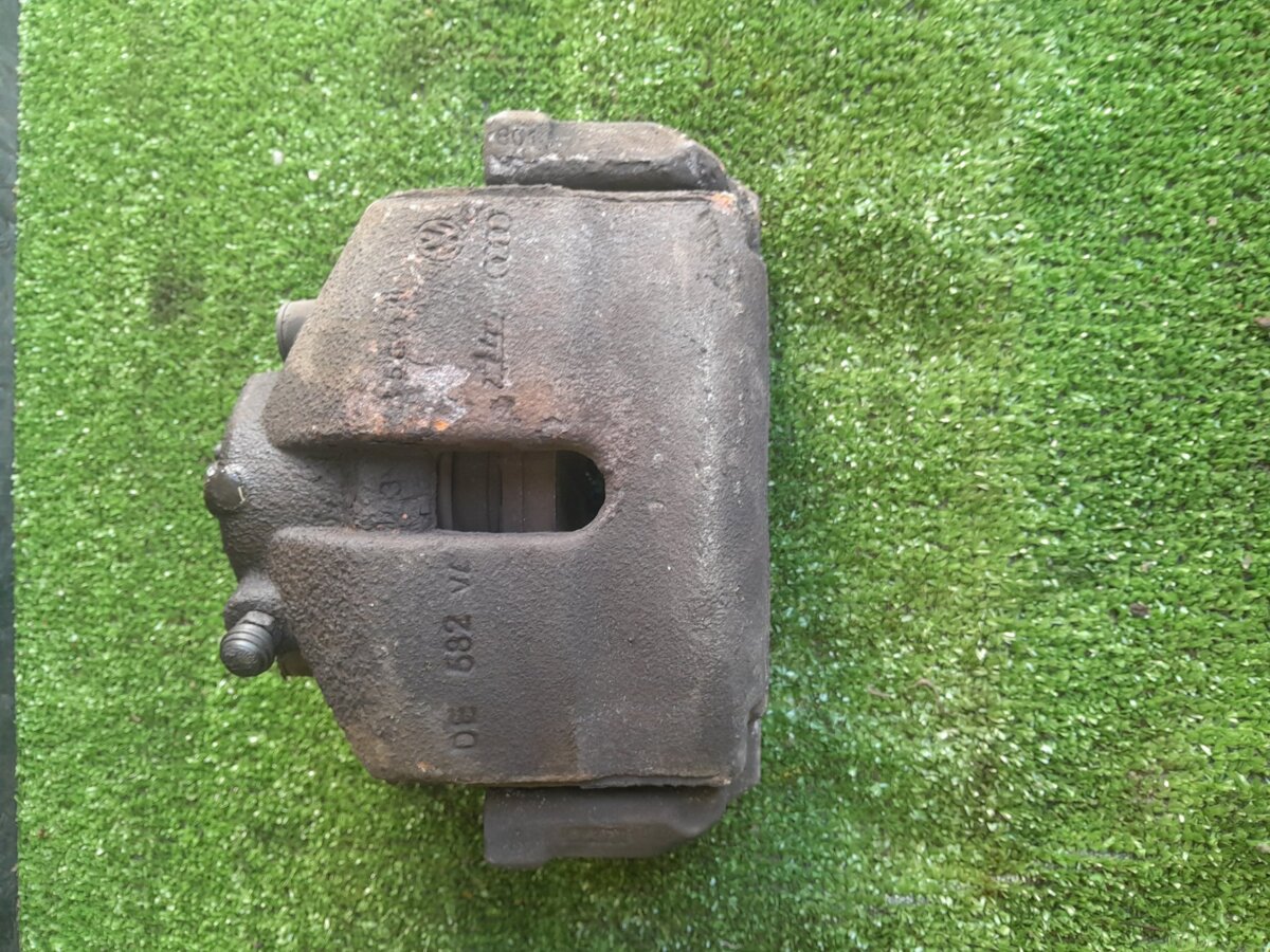 Супорт гальмівний передній правий Audi,Volkswagen A3 8P (2003-2012),Touran I (2003-2010) 1K0615124E