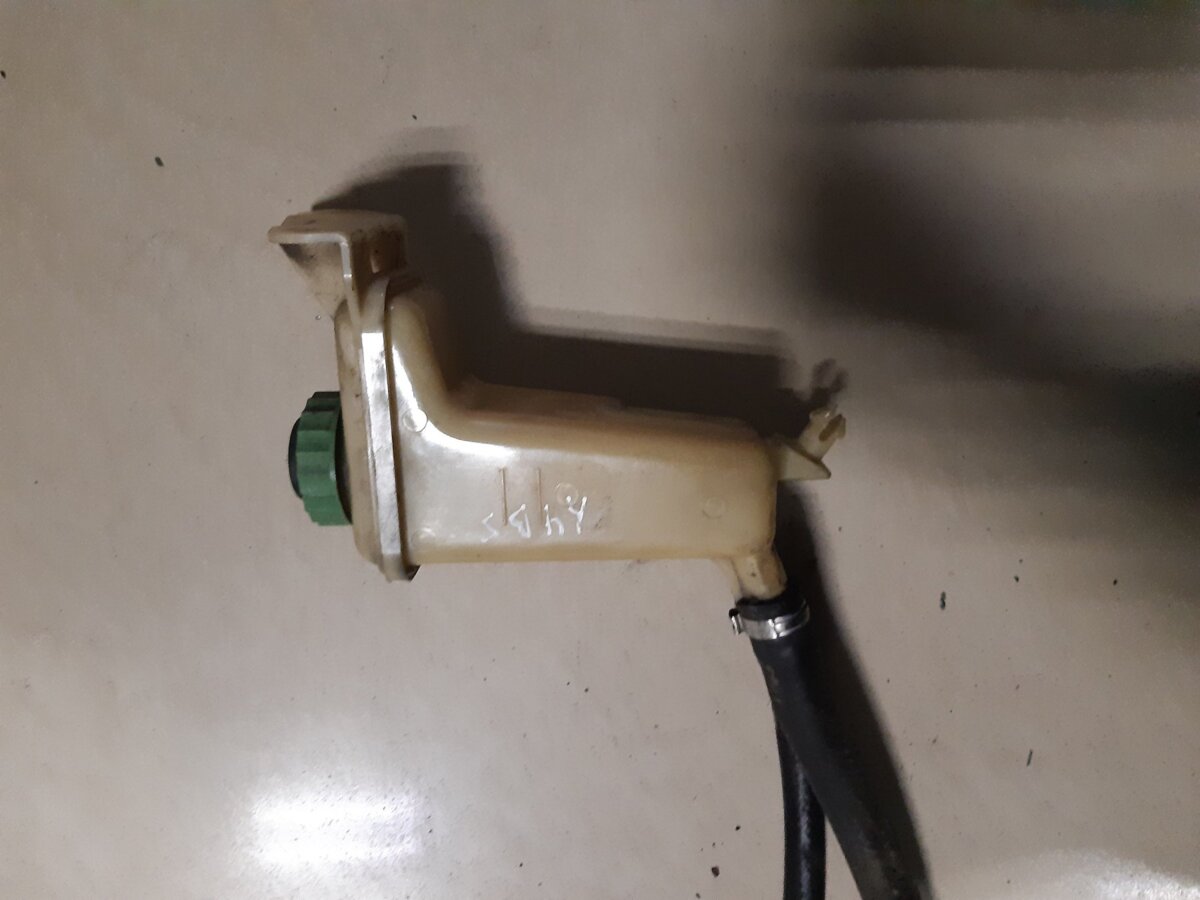 Бачок гідропідсилювача керма Audi A4 B5 (1994-2001) 8D0422373C