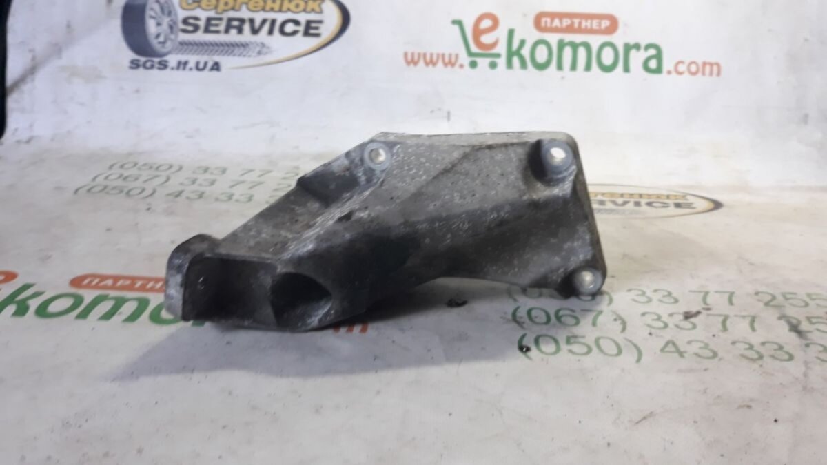 кронштейн подушки (опори двигуна, лівої) Audi A4 B5 (1994-2001) 8D0199307P