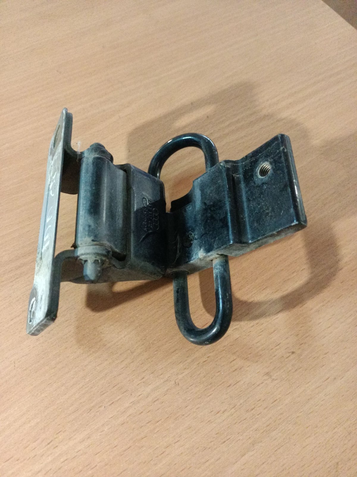 Петля двері задньої правої нижня Audi A4 B5 (1994-2001) 4A0833412A