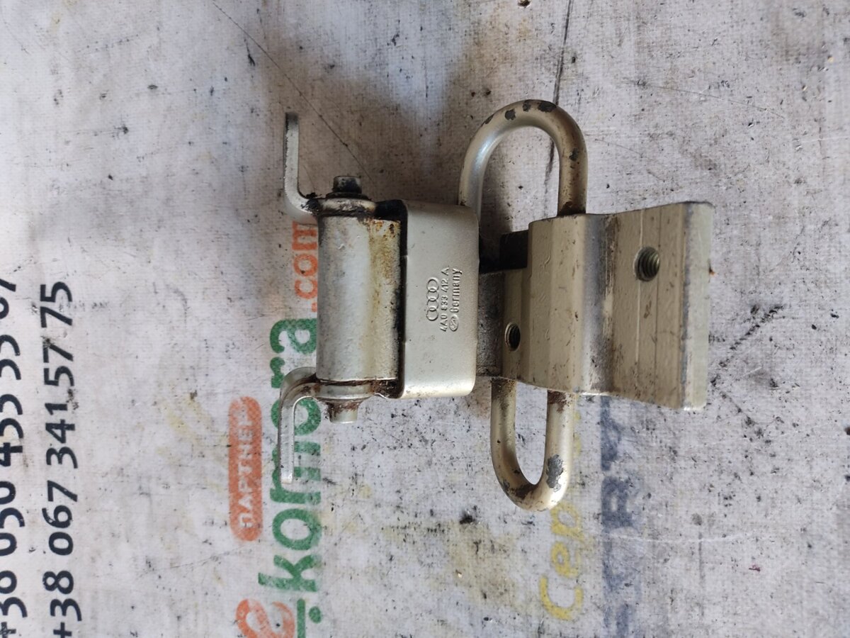 Петля двері задньої правої нижня Audi A4 B5 (1994-2001) 4A0833412A