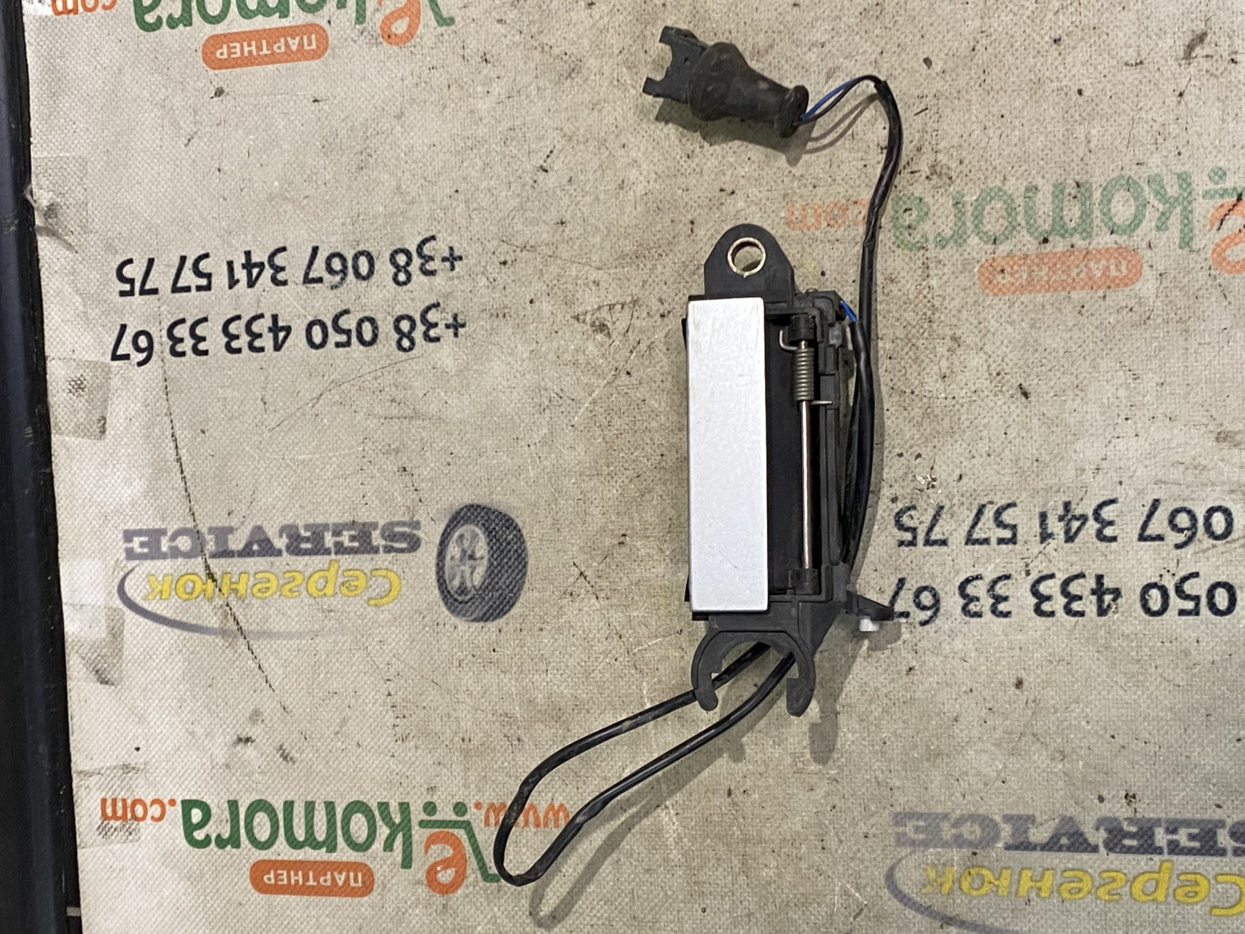 ручка передніх дверей зовнішня, ліва; ручка передньої двері зовнішня ліва Audi A4 B5 (1994-2001) 4A0837205E