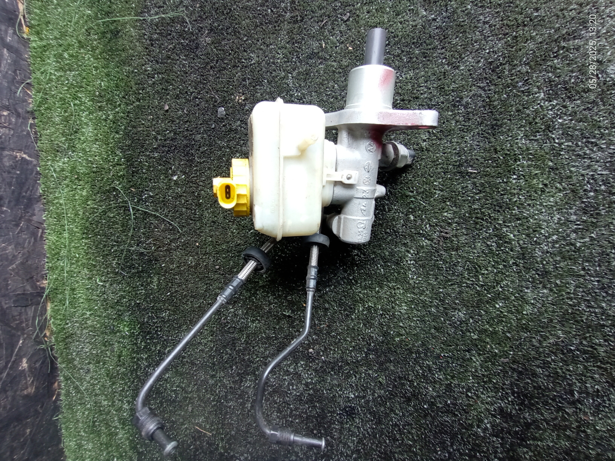 Тормозний ціліндр з бачком в зборі Audi A4 B5 (1994-2001) 1J1611301B