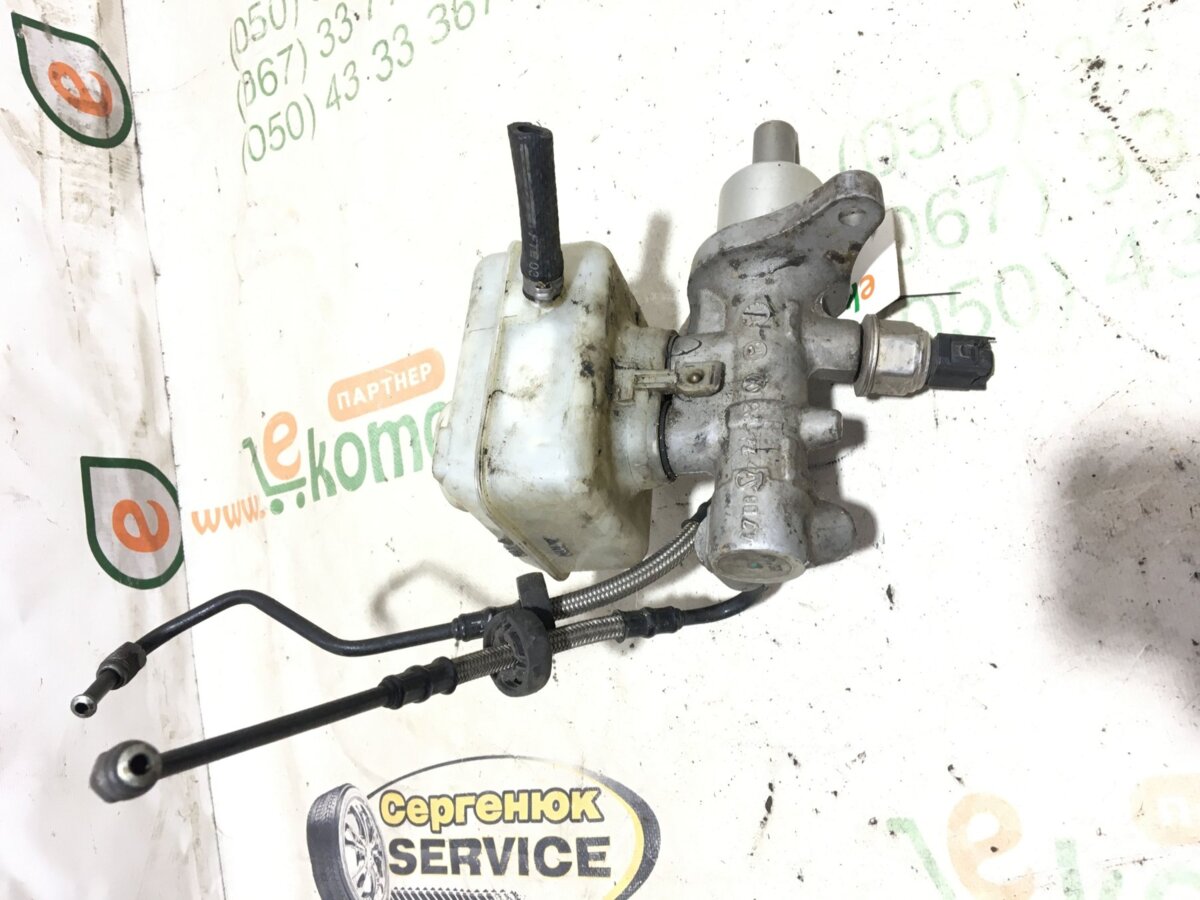 Тормозний ціліндр з бачком в зборі Audi A4 B5 (1994-2001) 1J1611301B