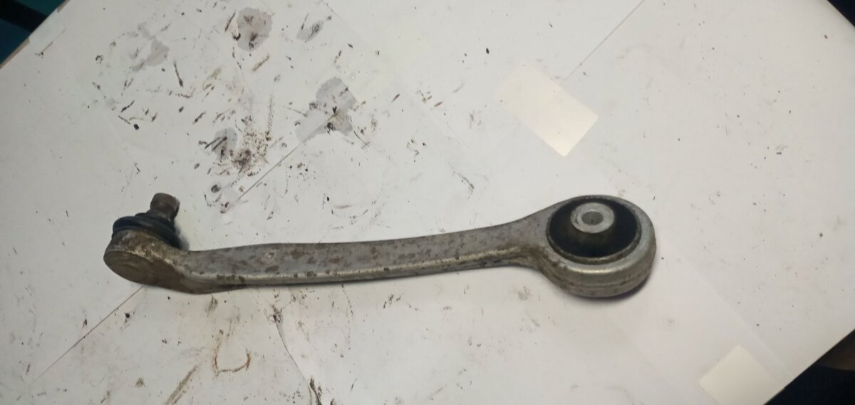 важіль передньої підвіски верхній, правий Audi A4 B5 (1994-2001) 8E0407506A