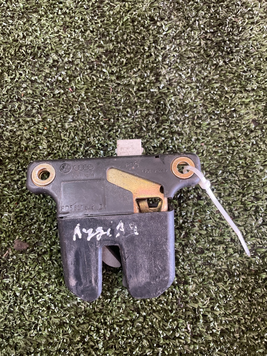 Замок крышки багажника Audi A4 B5 (1994-2001) 8D5827505