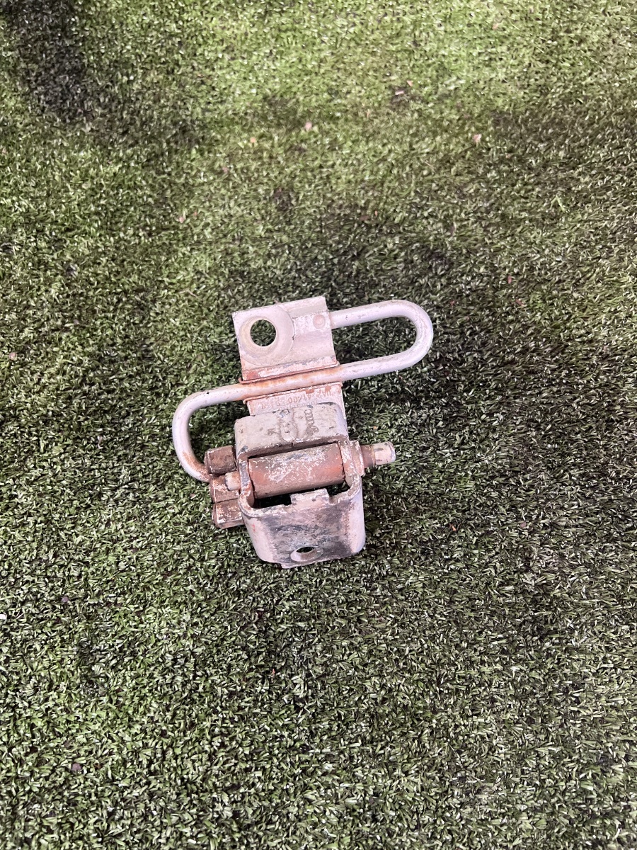 Петля двері передньої лівої Audi A4 B6 (2000-2006) 8E0831411