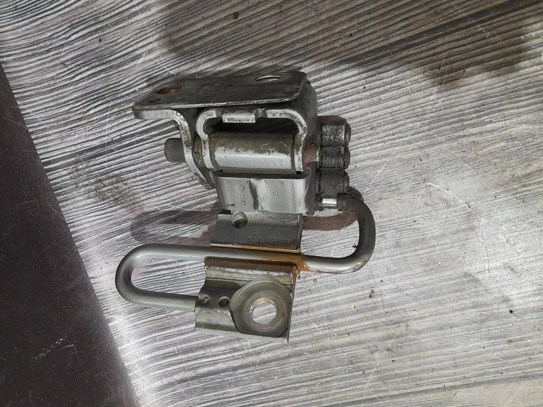 Петля передніх лівих дверей нижня Audi A4 B6 (2000-2006),A4 B7 (2004-2008),A6 C6 (2004-2011) 8E0831411B