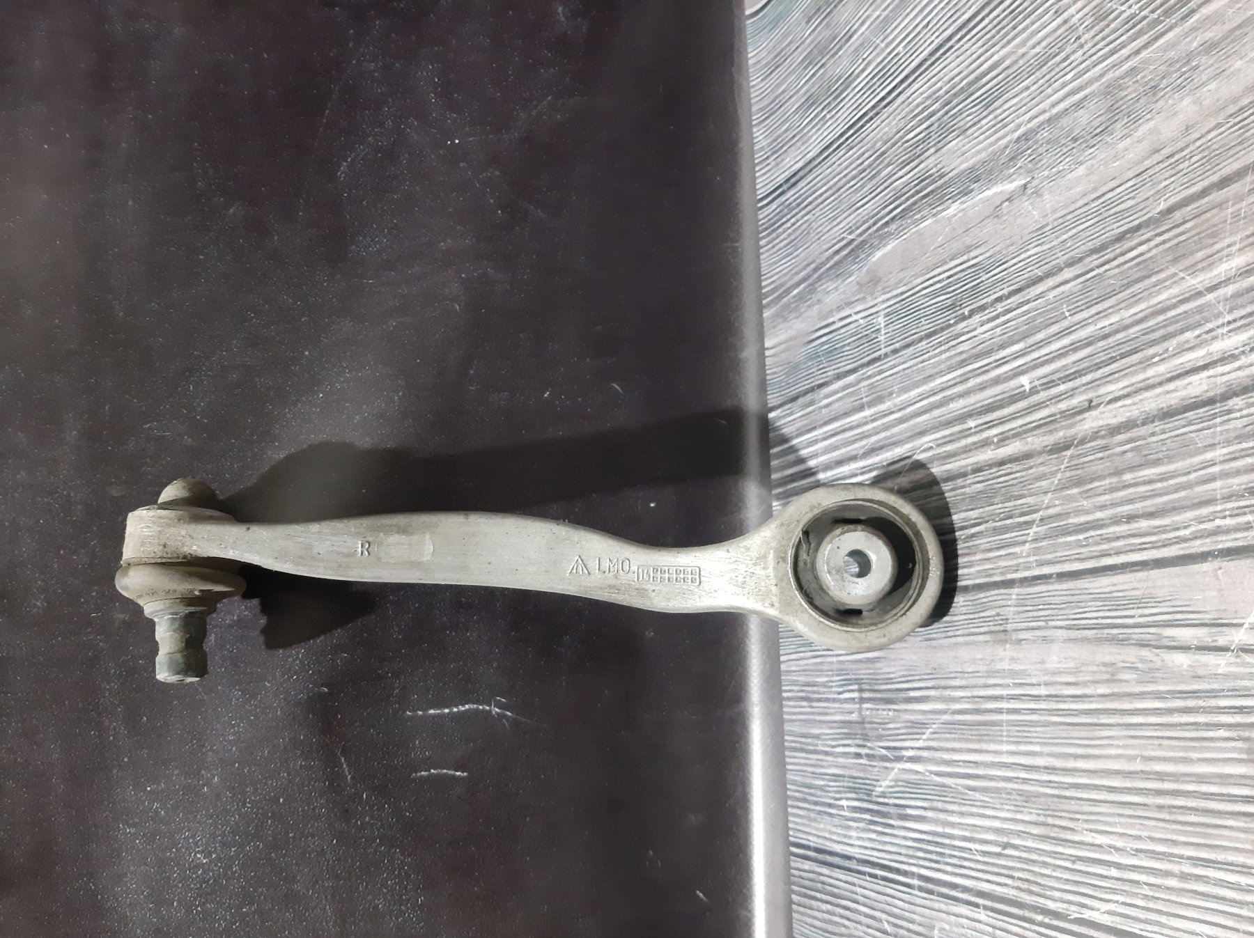 важіль передньої підвіски верхній, правий Audi A4 B5 (1994-2001),A4 B6 (2000-2006),A6 C6 (2004-2011) 8E0407510A