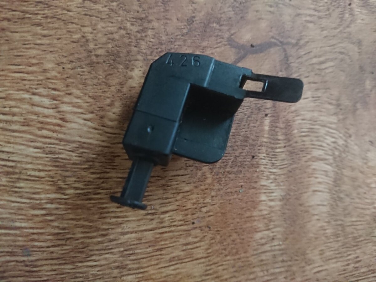 вимикач контролю положення ручного гальма Audi A4 B6 (2000-2006) 1H0947561A