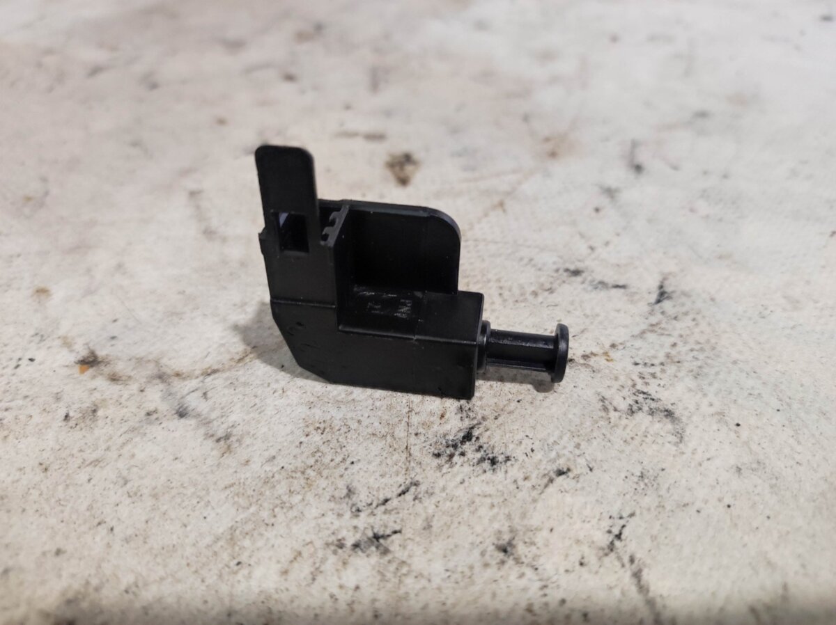 вимикач контролю положення ручного гальма Audi A4 B6 1H0947561A