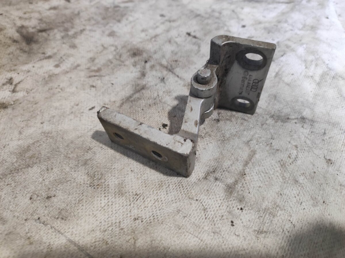 Петля дверей задня верхня Audi A6 C4 (1994-1997) 4A0833401