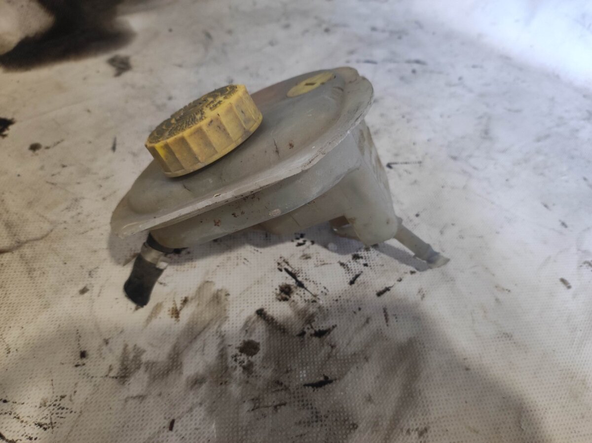 бачок гальмівної рідини; бачок ггц; бачок головного гальмівного циліндру (гальмівної рідини) Audi A6 C5 (1997-2004) 4B0611301E