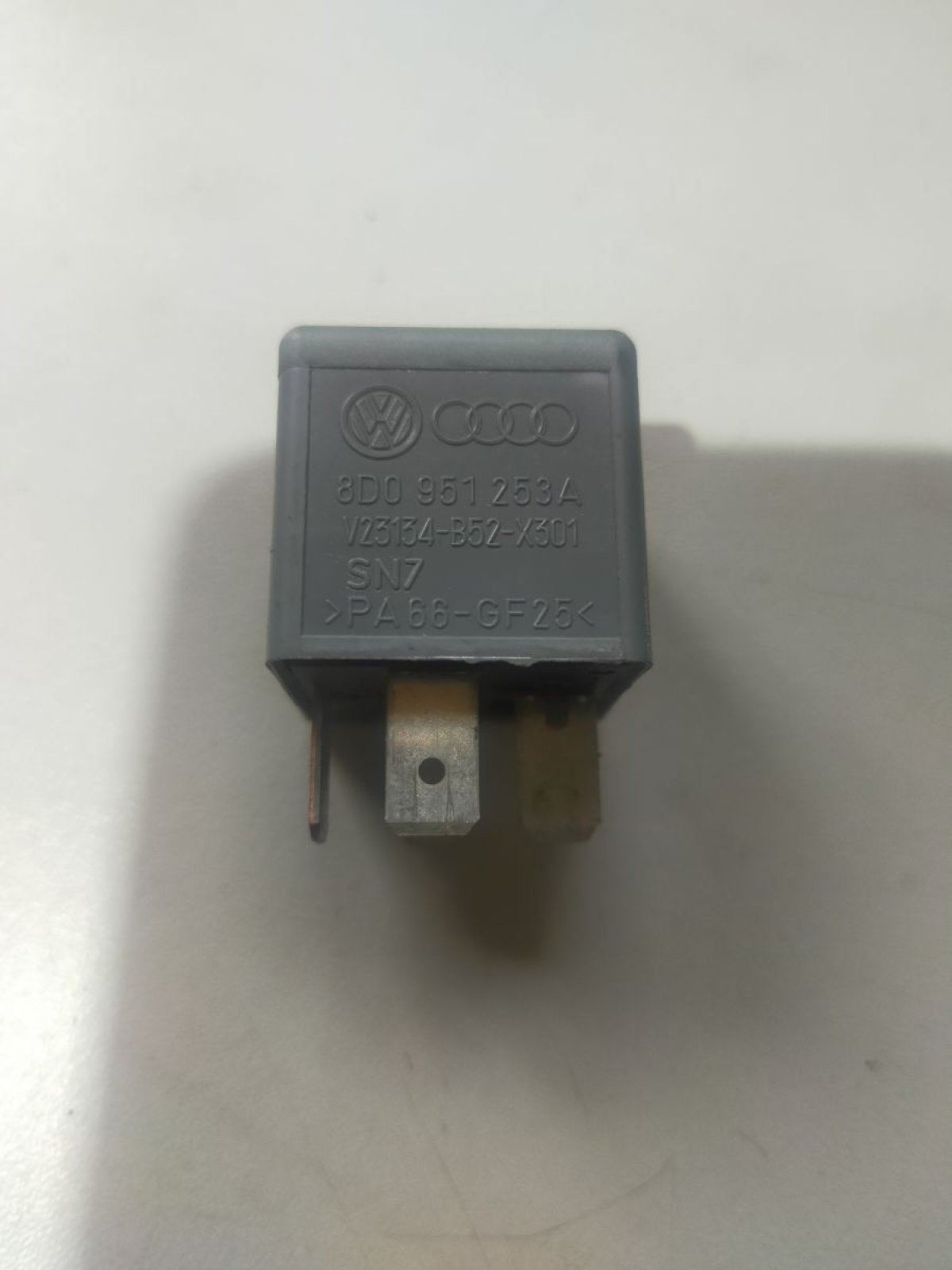 блок управління вентилятором; реле вентилятора Audi A6 C5 (1997-2004) 8D0951253A