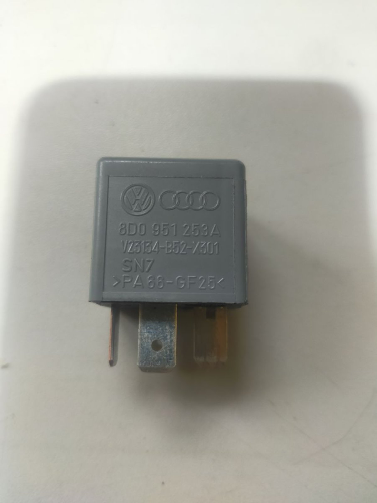 блок управління вентилятором; реле вентилятора Audi A6 C5 (1997-2004) 8D0951253A
