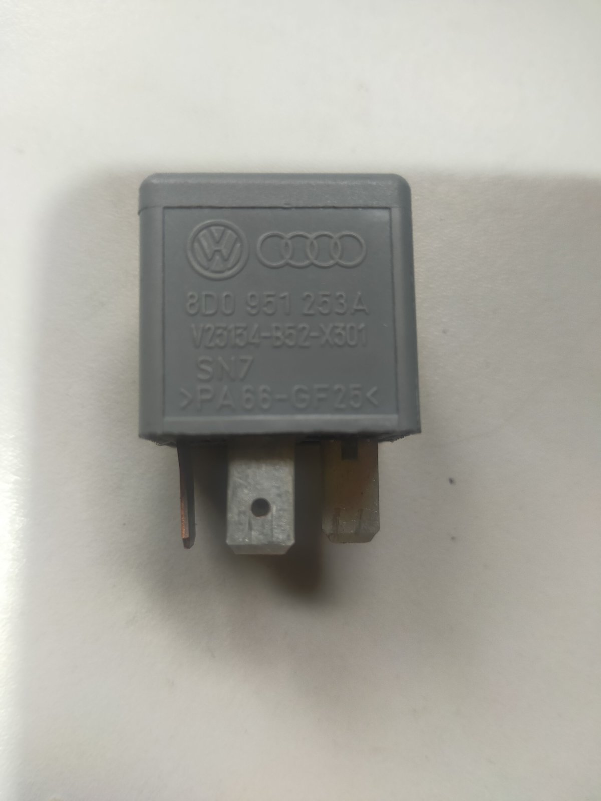 блок управління вентилятором; реле вентилятора Audi A6 C5 (1997-2004) 8D0951253A