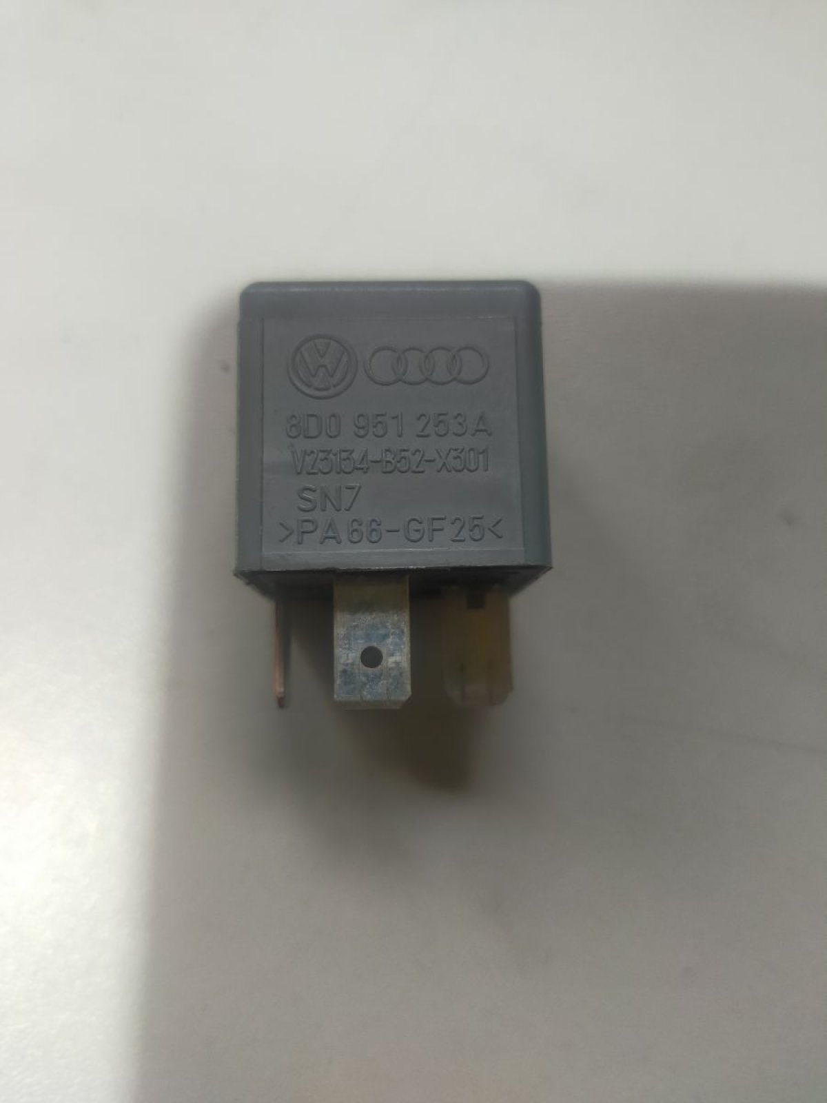 блок управління вентилятором; реле вентилятора Audi A6 C5 (1997-2004) 8D0951253A