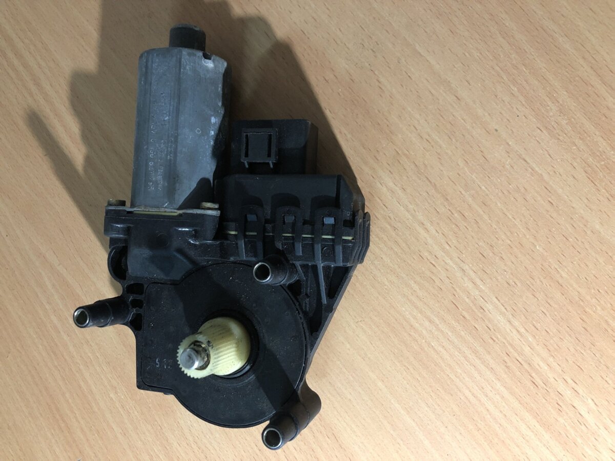 Електродвигун, склопідйомник Audi A6 C5 (1997-2004) 130821785