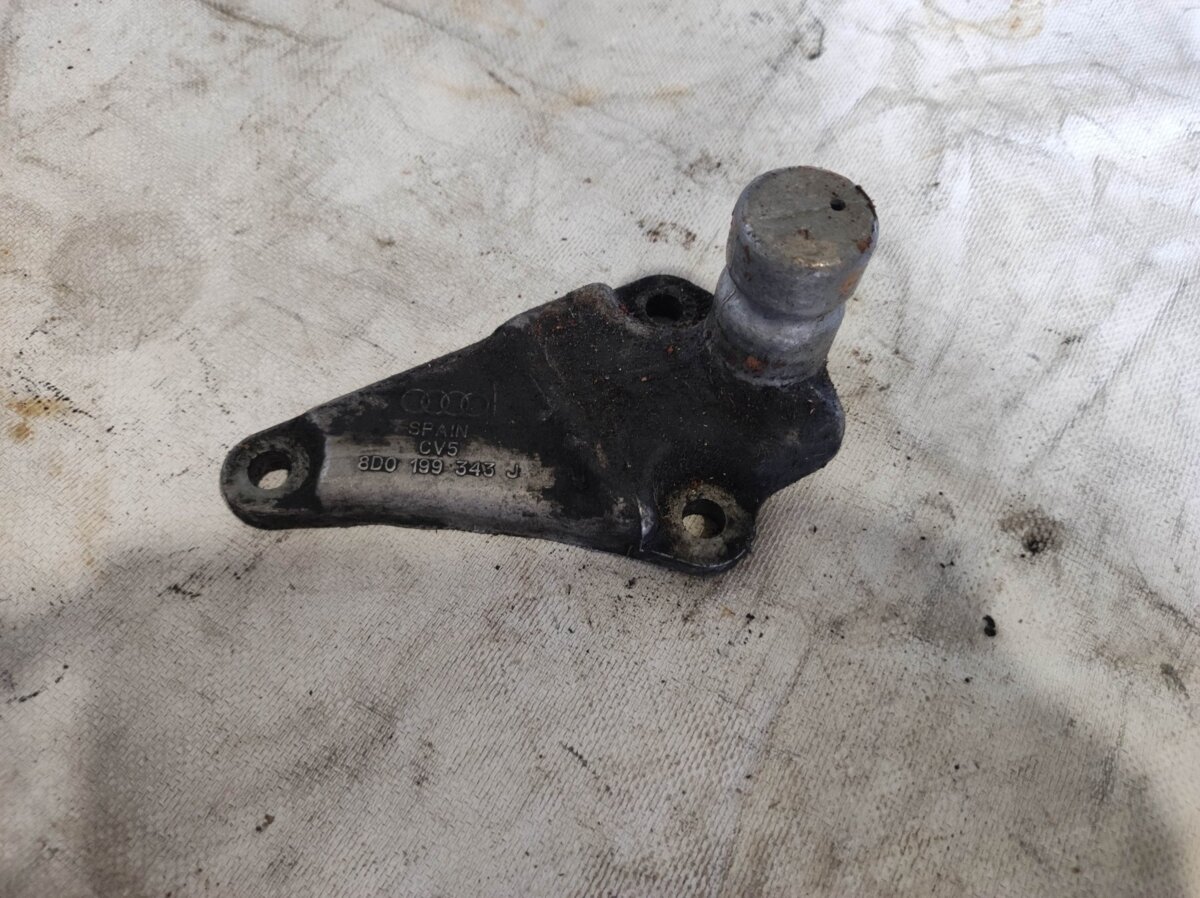 Кронштейн двигуна передній 2.5 tdi Audi A6 C5 (1997-2004) 8D0199343J
