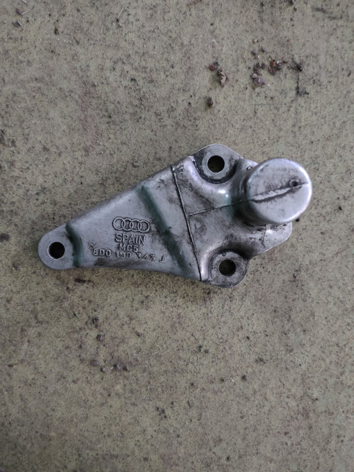 Кронштейн двигуна передній 2.5 tdi Audi A6 C5 (1997-2004) 8D0199343J