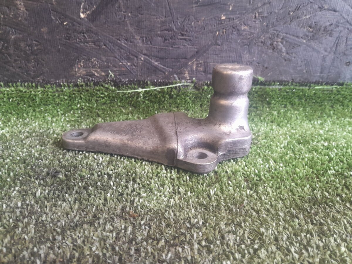 кронштейн двигуна передній Audi A6 C5 (1997-2004) 8D0199343J