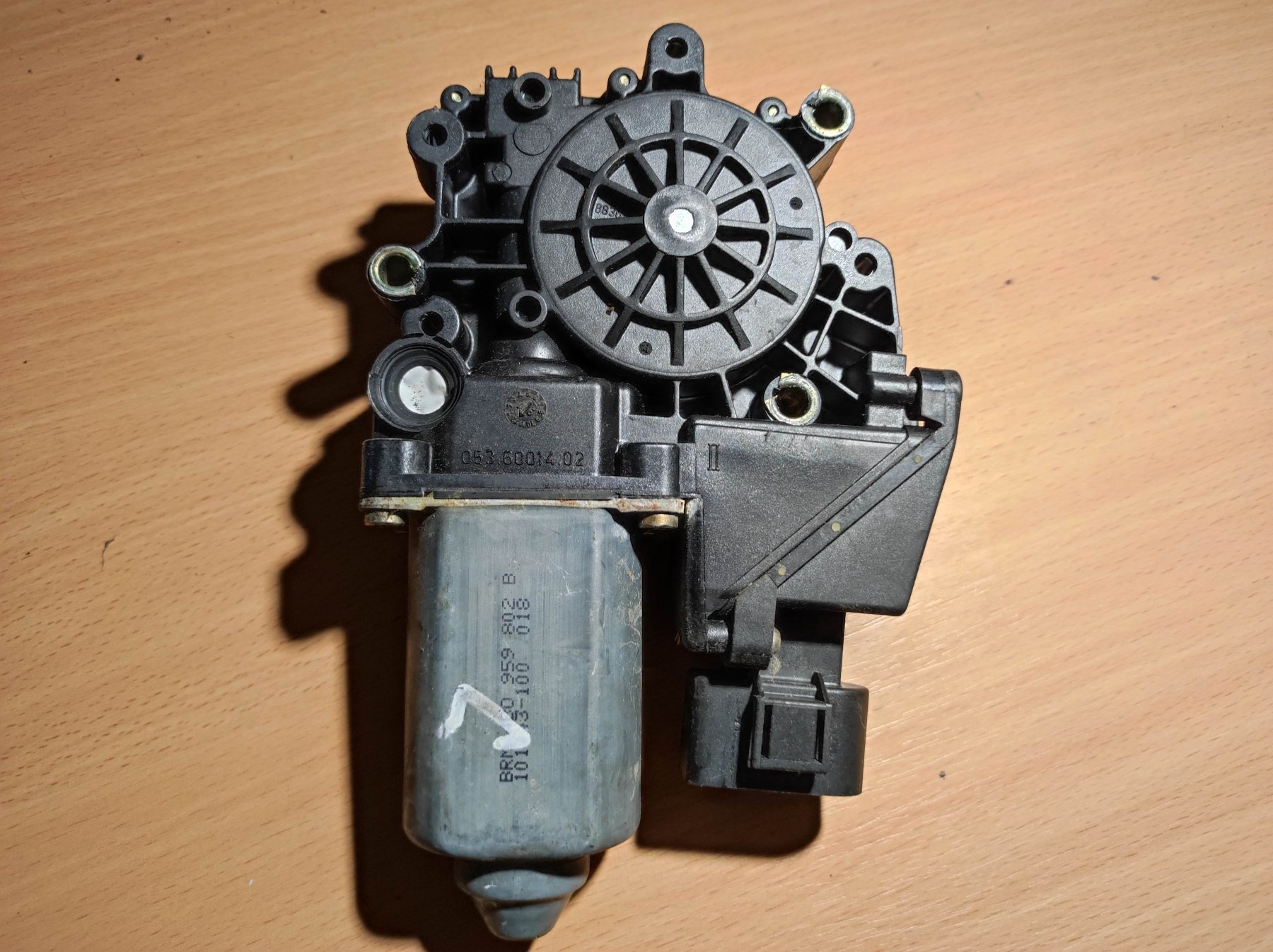 мотор склопідйомника дверей задніх, правих; моторчик склопідйомника двері задніх, правих; двигун стеклопод'емника двері задньої, правої Audi A6 C5 (1997-2004) 4B0959802B