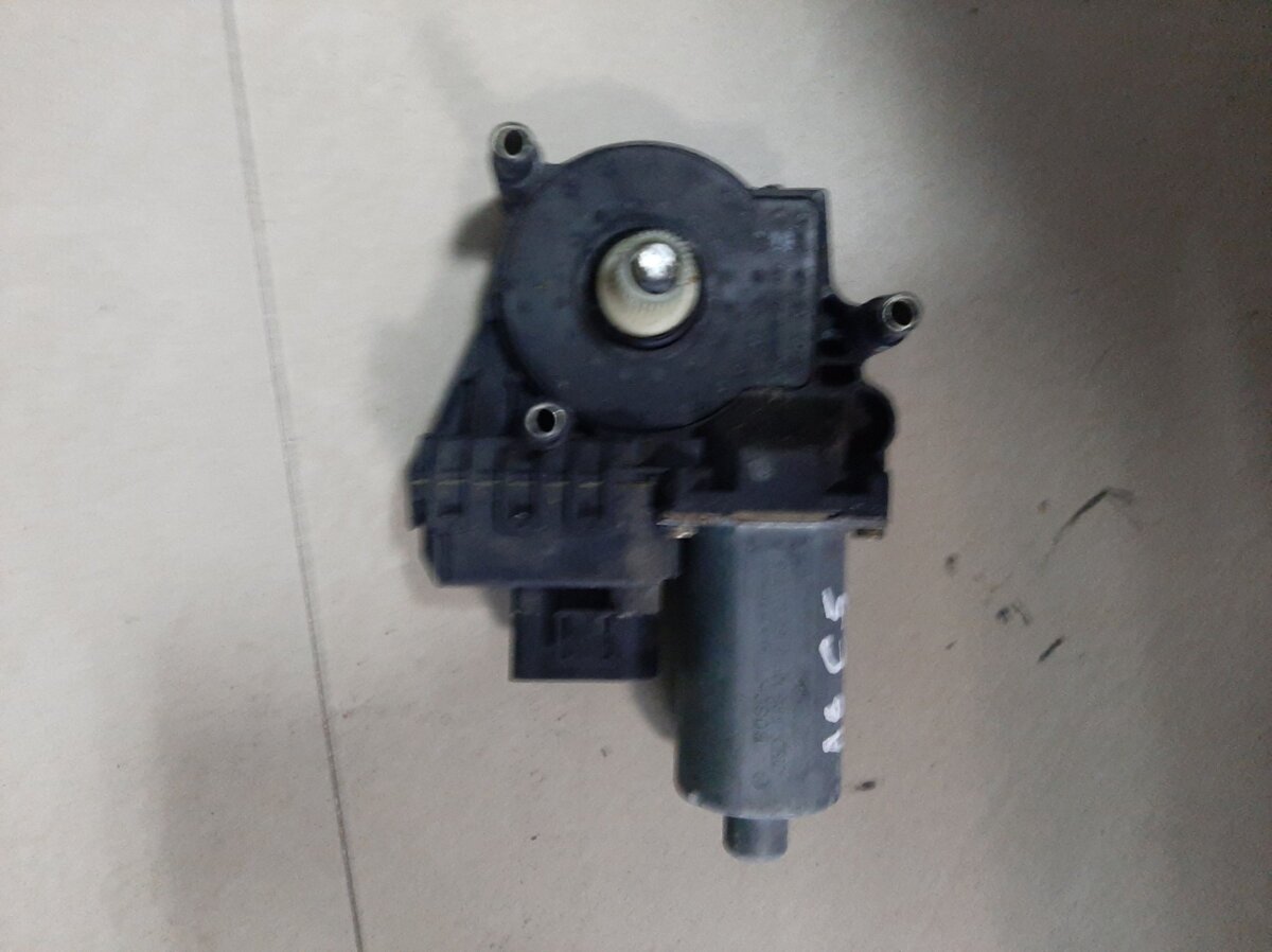 Мотор склопідйомника передній лівий Audi A6 C5 (1997-2004) 0130821775