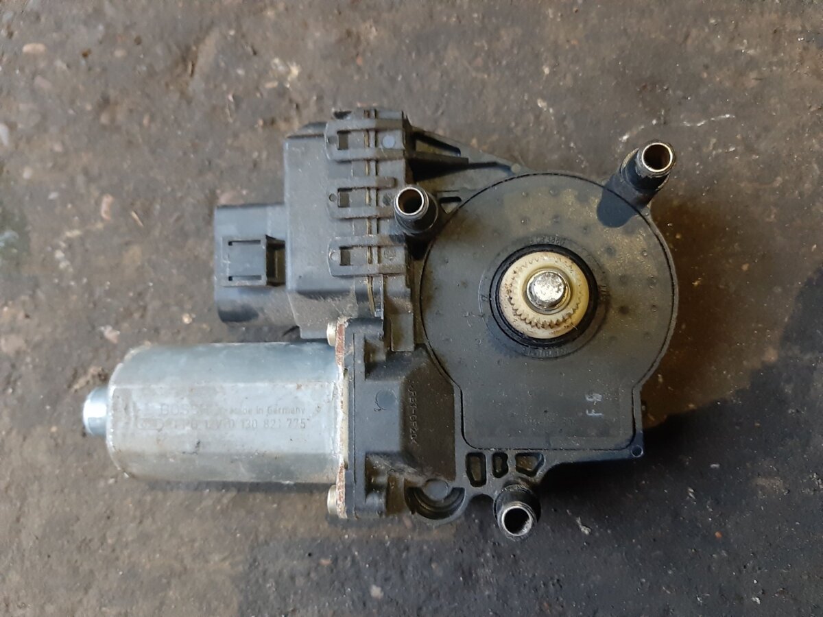 мотор склопідйомника водійських дверей; мотор склопідйомника дверей передніх, лівих; привід ліфта передній; двигун склопідіймача двері передньої, лівої Audi A6 C5 (1997-2004) 4B0959801E