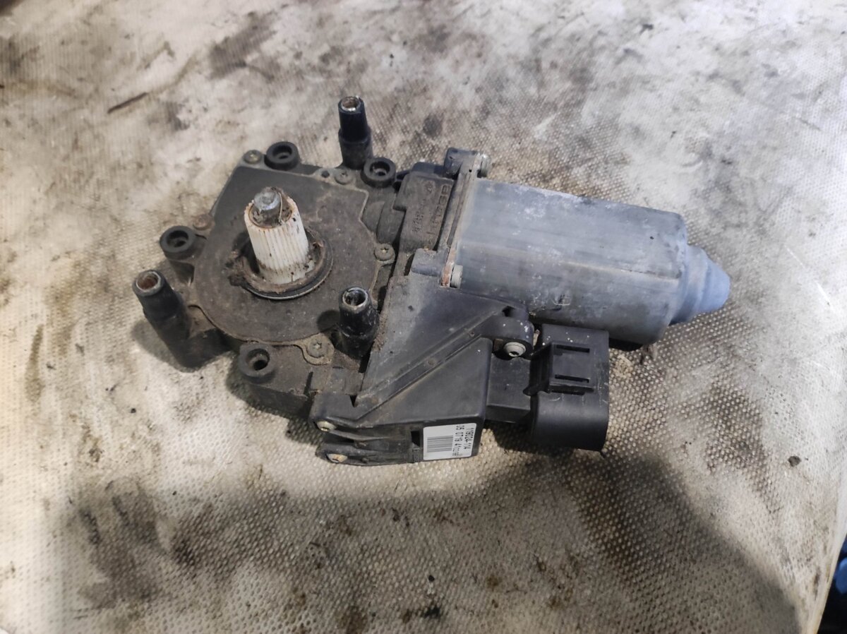 мотор склопідйомника водійських дверей; мотор склопідйомника дверей передніх, лівих; привід ліфта передній; двигун склопідіймача двері передньої, лівої Audi A6 C5 (1997-2004) 4B0959801E