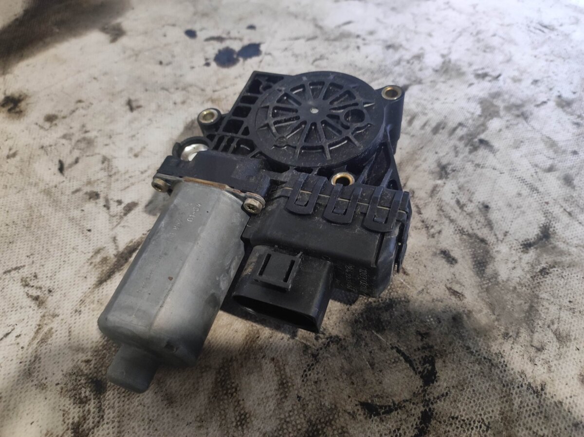 Моторчик склопідйомника задніх правих дверей Audi A6 C5 (1997-2004) 130821785