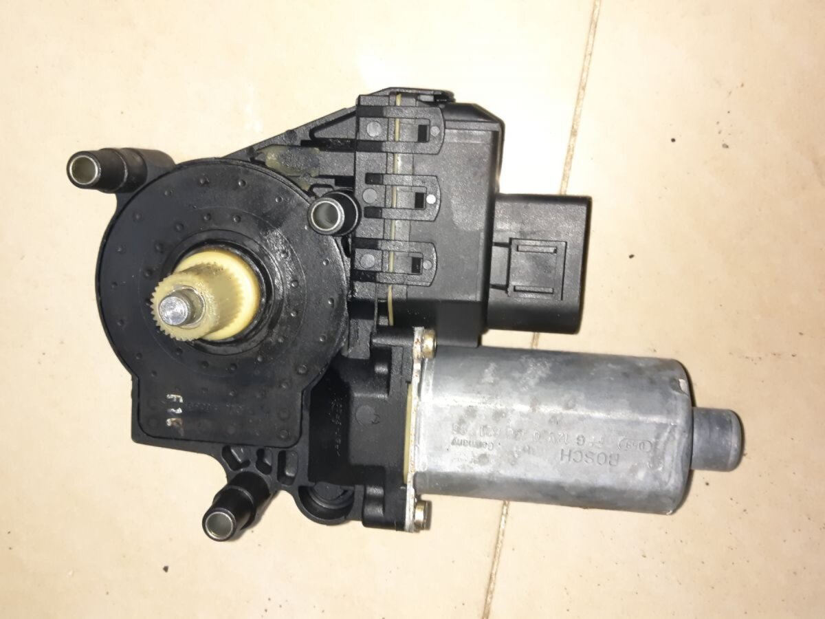 Моторчик склопідйомника задніх правих дверей Audi A6 C5 (1997-2004) 130821785