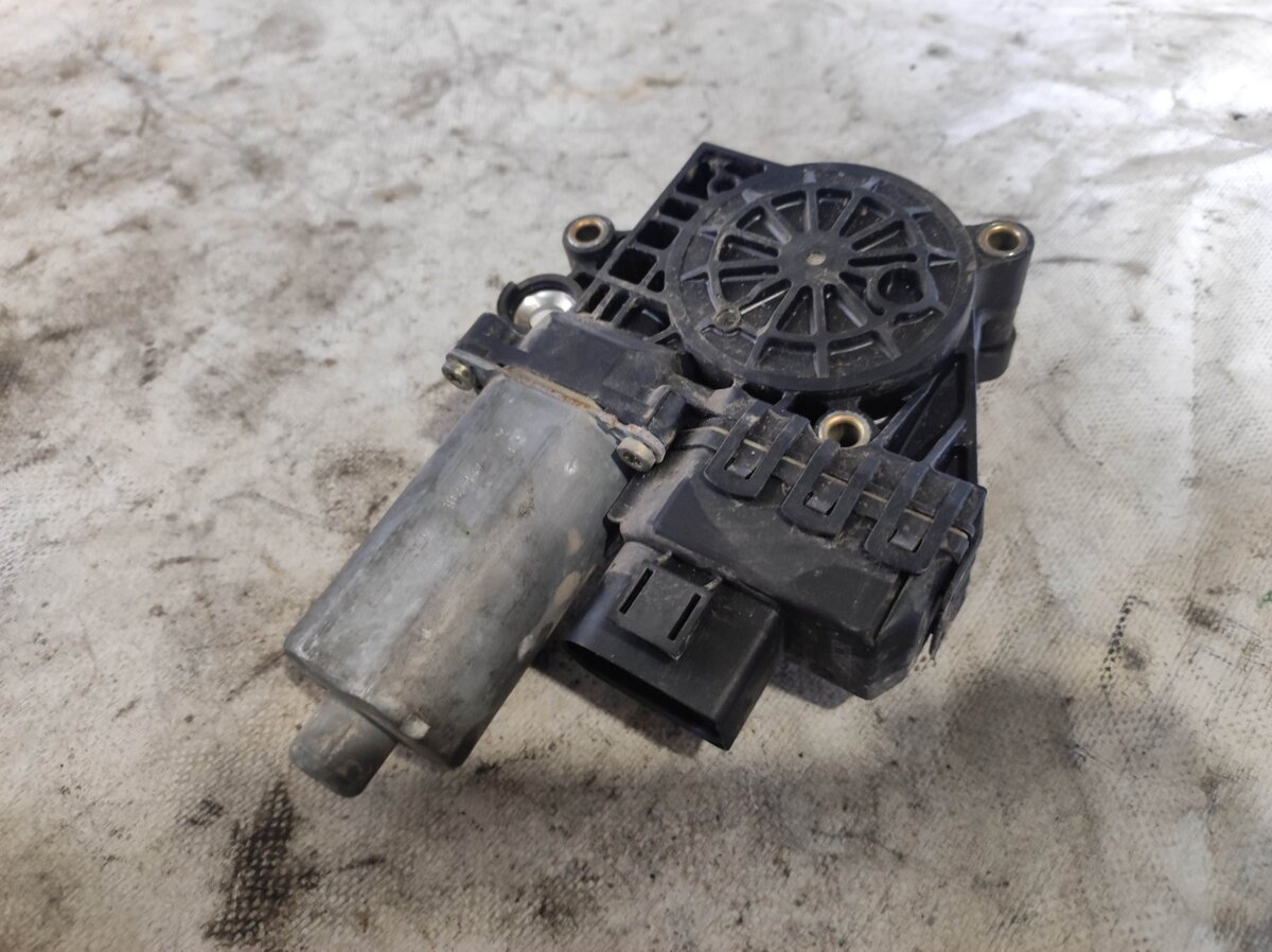 Моторчик склопідйомника задніх правих дверей Audi A6 C5 (1997-2004) 130821785