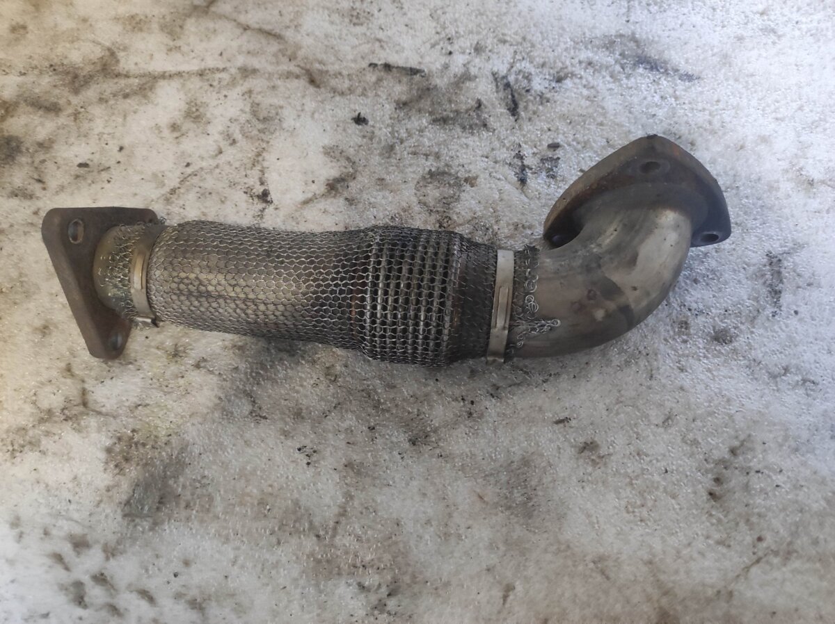 Патрубок коллектора правый 2.5tdi Audi A6 C5 (1997-2004) 059131790D