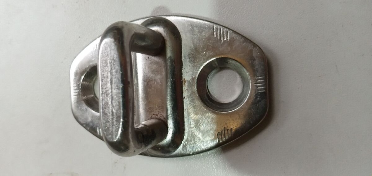 Скоба замку дверей ліва Audi A6 C5 (1997-2004) 3B0837033P