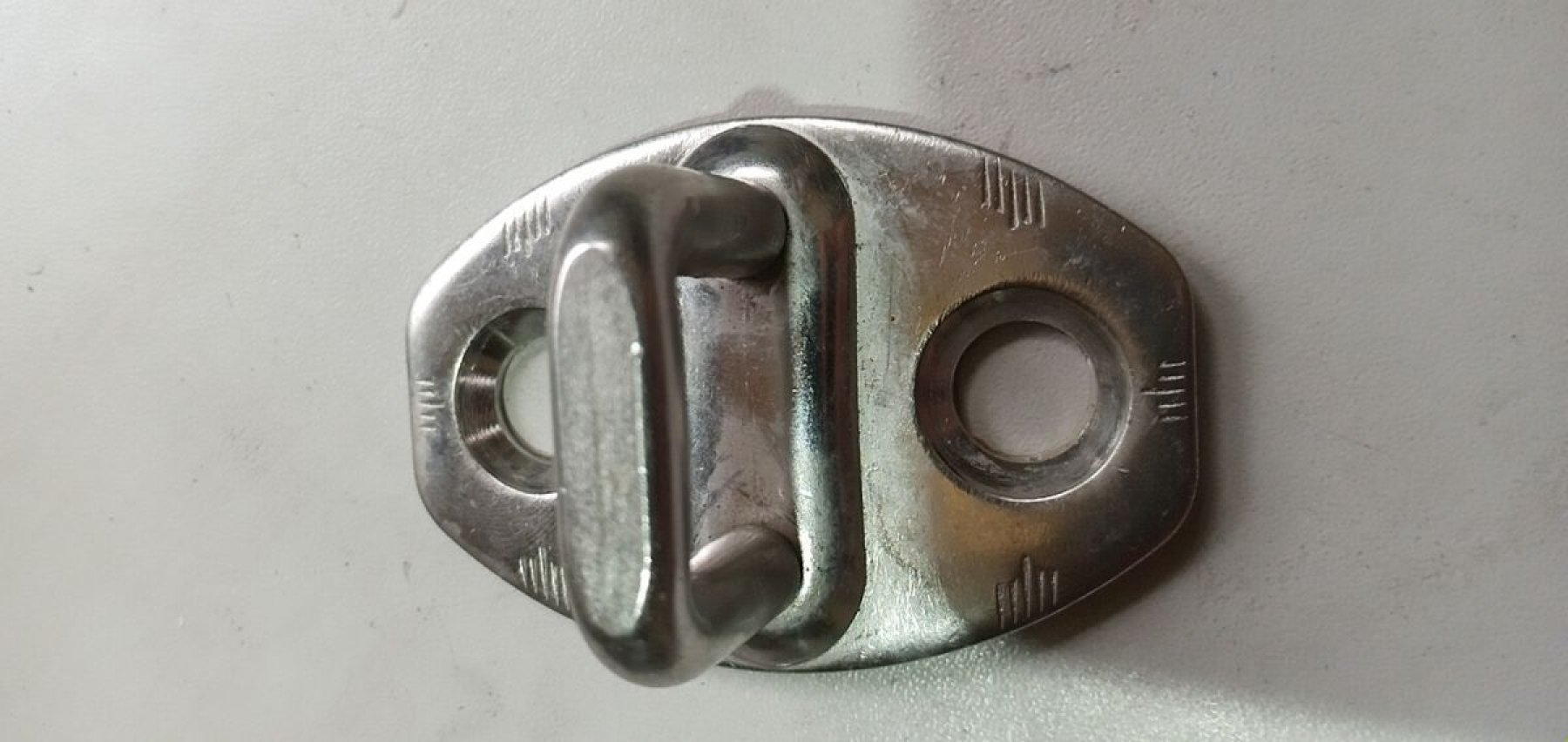 Скоба замку дверей ліва / права сторони перед Audi A6 C5 (1997-2004) 3B0837033P