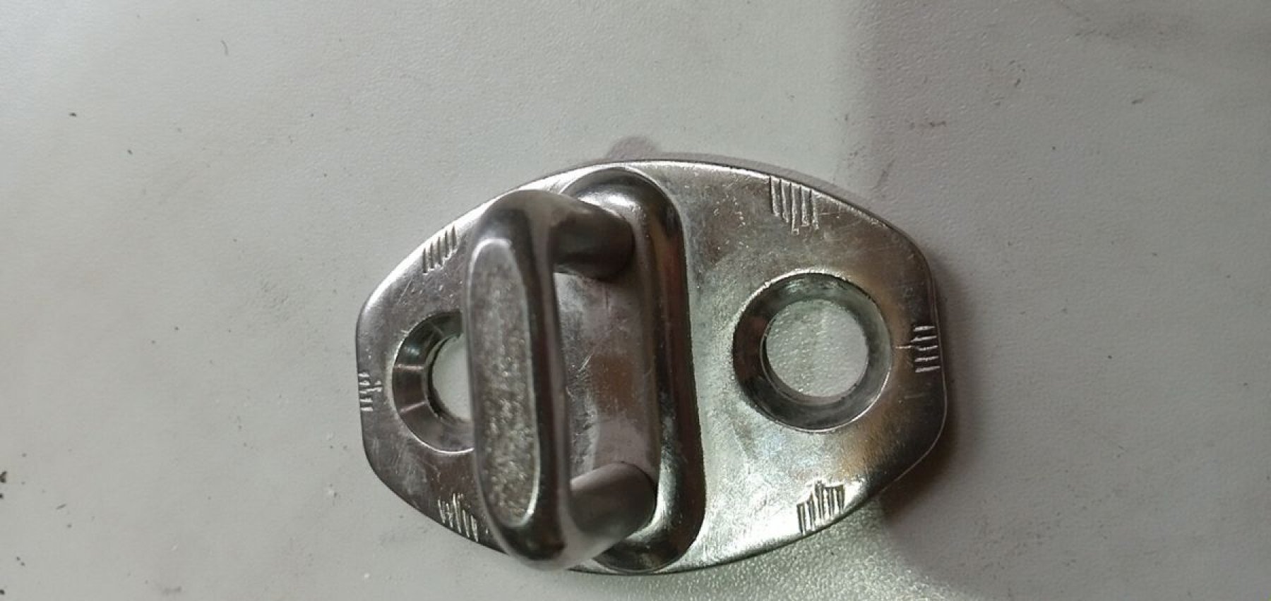 Скоба замку дверей ліва / права сторони перед Audi A6 C5 (1997-2004) 3B0837033P