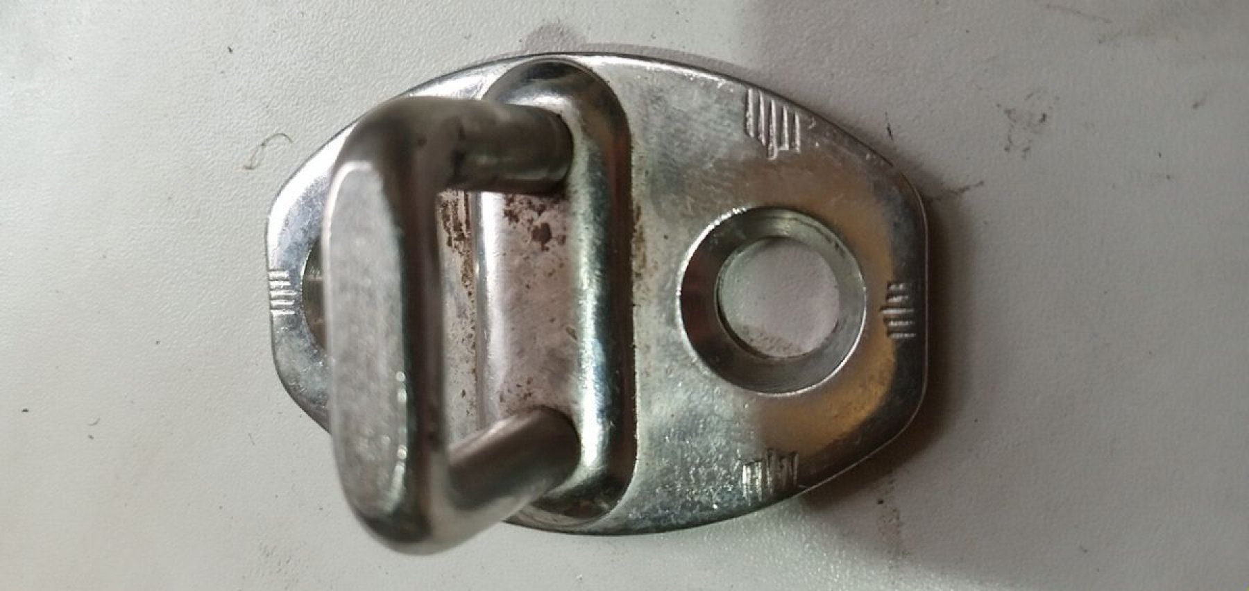 Скоба замку дверей ліва / права сторони перед Audi A6 C5 (1997-2004) 3B0837033P