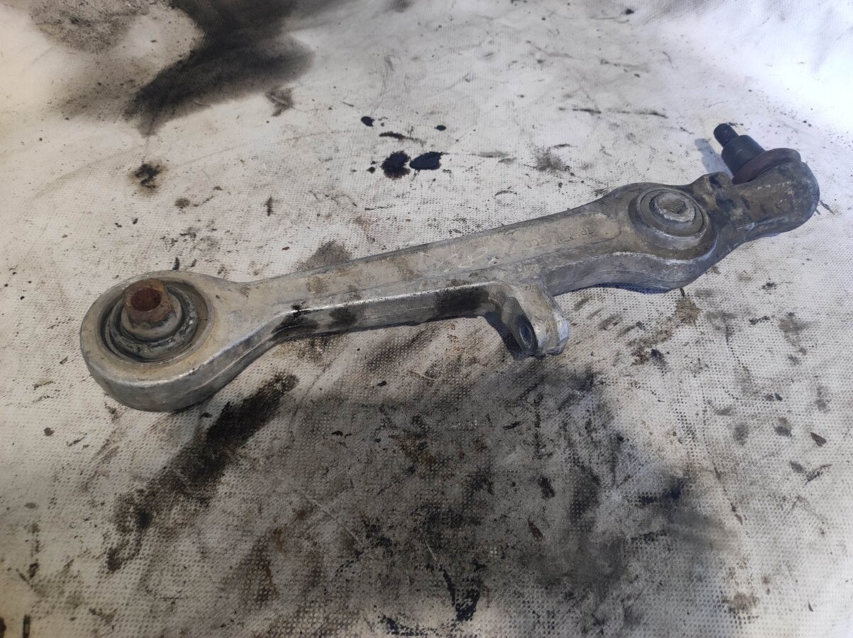 важіль лівий передній нижній Audi A6 C5 (1997-2004) 4D0407155J