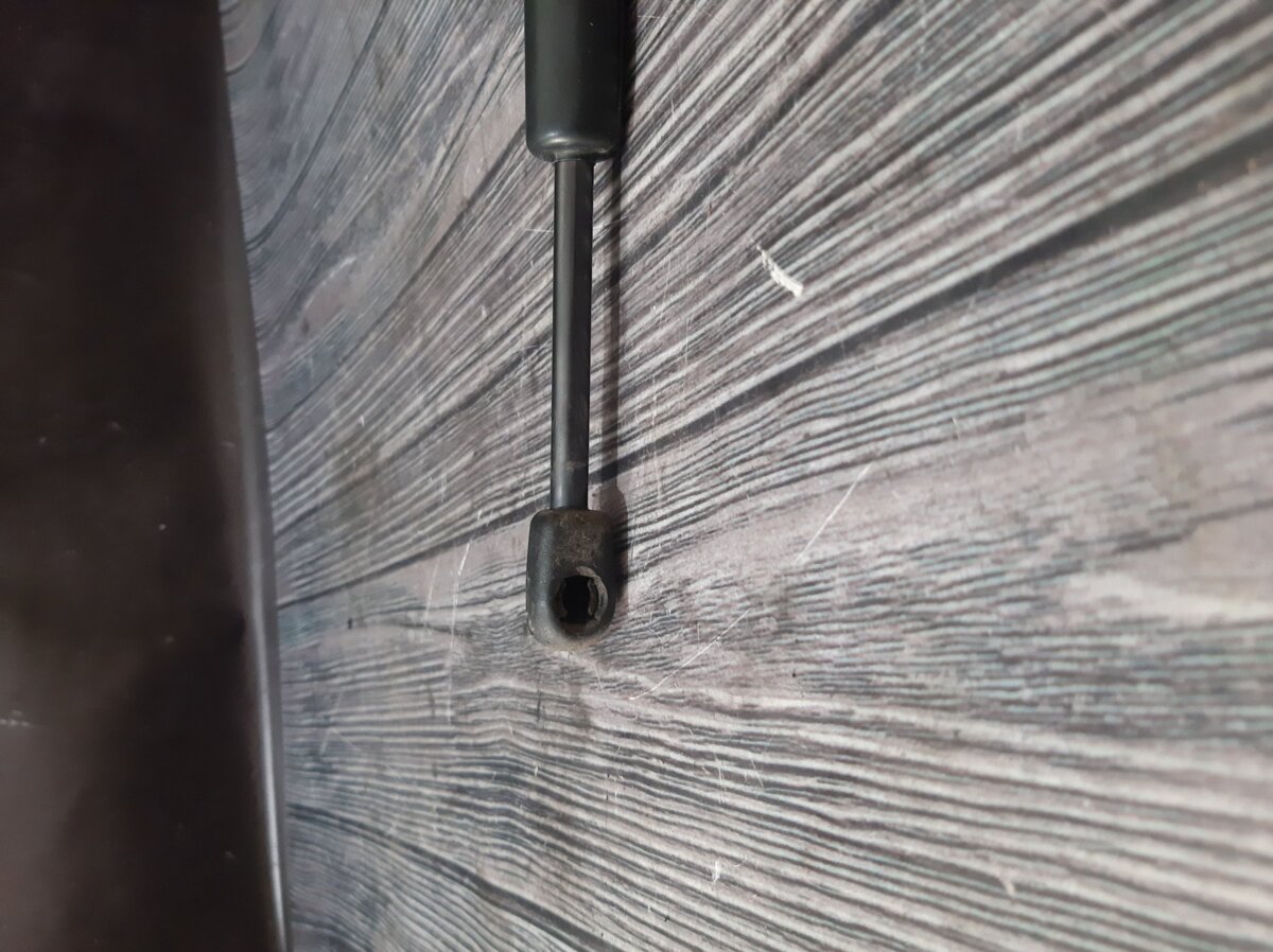 амортизатор багажника лівий; амортизатор багажника правий; амортизатор двері 3/5-ї задньої; амортизатор двері багажника; амортизатор двері задньої; амортизатор двері п'ятої; амортизатор для багажника газовий; амортизатор задньої ляди; амортизатор кришки б