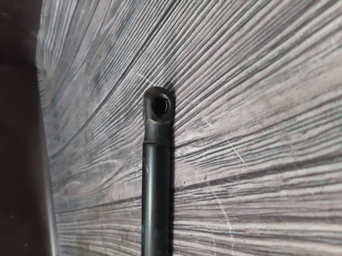 амортизатор багажника лівий; амортизатор багажника правий; амортизатор двері 3/5-ї задньої; амортизатор двері багажника; амортизатор двері задньої; амортизатор двері п'ятої; амортизатор для багажника газовий; амортизатор задньої ляди; амортизатор кришки б