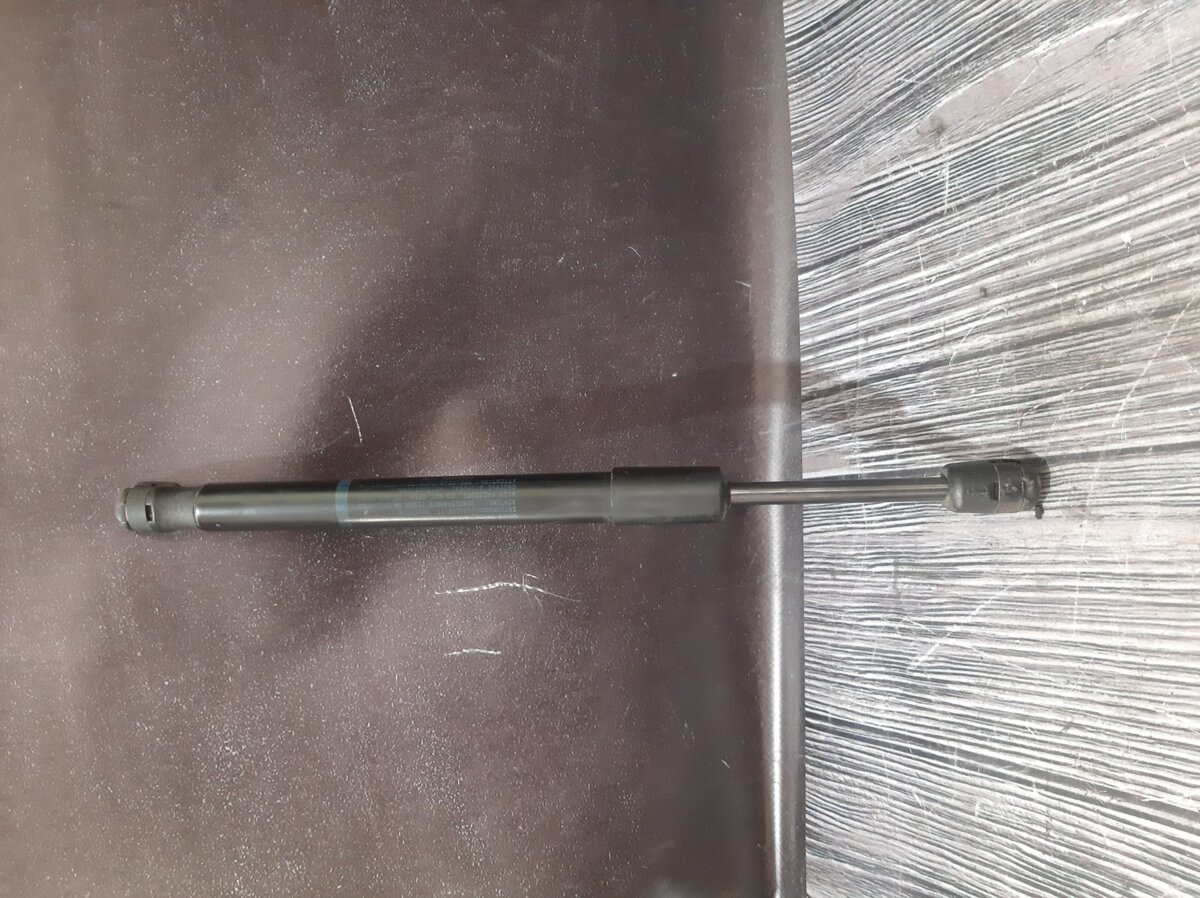 амортизатор багажника лівий; амортизатор багажника правий; амортизатор двері 3/5-ї задньої; амортизатор двері багажника; амортизатор двері задньої; амортизатор двері п'ятої; амортизатор для багажника газовий; амортизатор задньої ляди; амортизатор кришки б